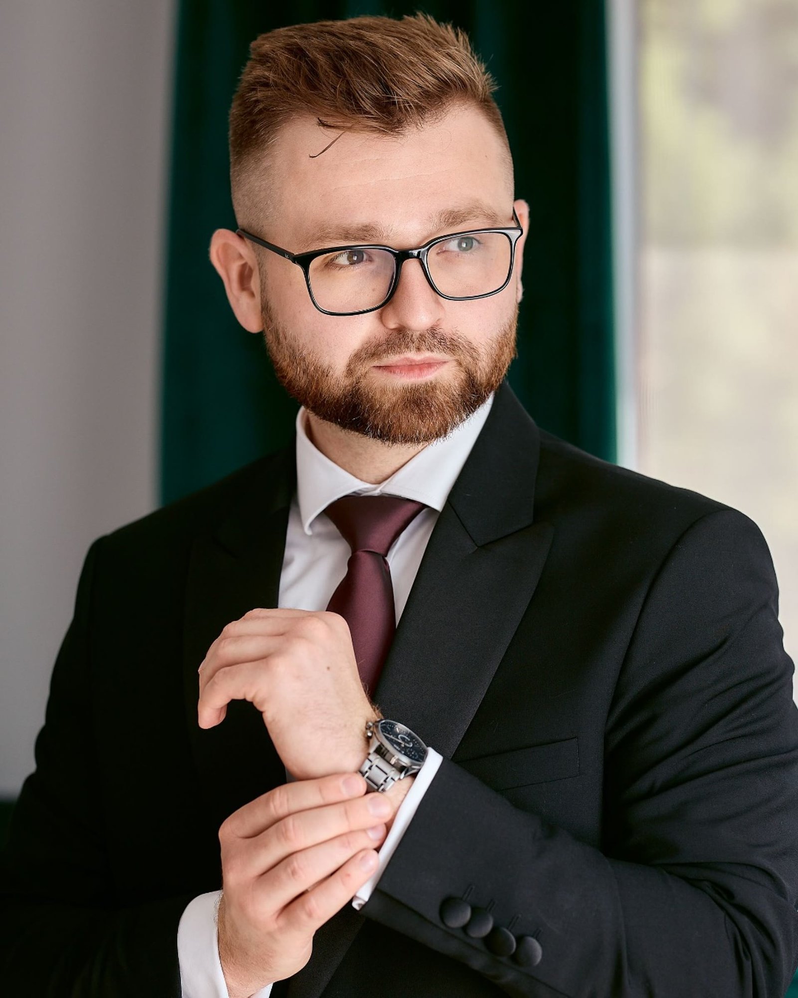 Portret pana młodego poprawiającego mankiet